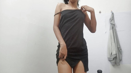 खूबसूरत भारतीय लड़की कैमरे के करीब अपनी बिल्ली और बड़ी गांड दिखाती है