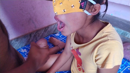 भारतीय चूसने वाली किशोर सौतेली बहन के मुँह में सह