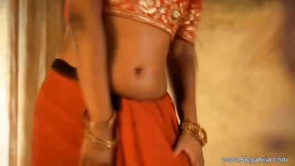 शानदार भारतीय लड़की बाथरूम में तेल लगा रही है