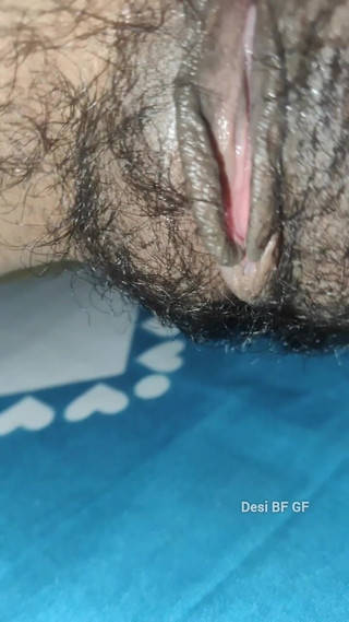 मेरी प्रेमिका की बालों वाली मलाईदार गुलाबी बिल्ली को चूसना और बिल्ली के स्तनों के साथ खेलना