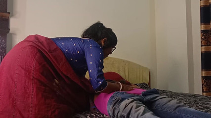 दो कॉलेज लड़के अपनी टीचर की पत्नी को चोद रहे हैं