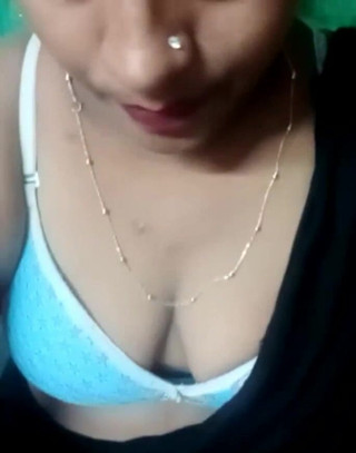 नीली ब्रा में भारतीय सौतेली माँ