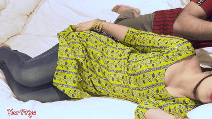 सौतेली बहन प्रिया संभोग सुख के करीब थी जब सौतेला भाई आया और उसका फोन चेक कर रहा था