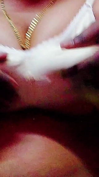 देसी भाभी ने सेक्स संतुष्टि के लिए अपने पति को धोखा दिया