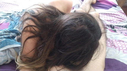 भारतीय बालों वाले लड़के ने बिस्तर पर एशियाई मलय प्रेमिका की खूबसूरत चूत को चोदा और मुँह में वीर्य डाला