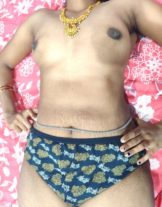 सेक्सी गृहिणी अपने सौतेले भाई के साथ आनंद ले रही है