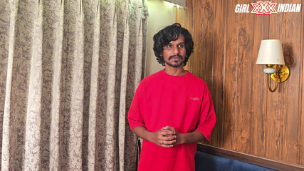 होटल के कमरे में कामुक युगल बाथटब सेक्स गीली बिल्ली बिना खतना के