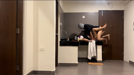 बेशरम भाभी ने अपने प्रेमी को रसोई में बुलाया और उससे चुदाई की