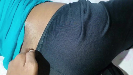 तंग बिल्ली ने सोने से पहले मेरी पत्नी के साथ एक मजेदार समय बिताया जो अपना घर का काम खत्म करने के बाद बिस्तर पर लेटी हुई थी