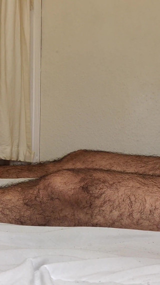 मेरी सौतेली बहन और मैं एक होटल के कमरे में रहते हैं और अंत में मैं उसकी गुलाबी तंग बिल्ली के अंदर वीर्यपात करता हूँ