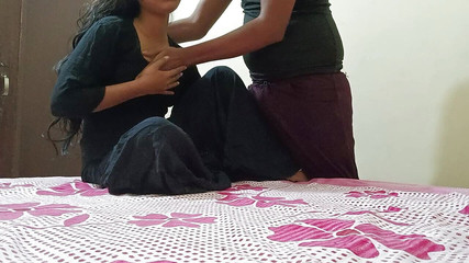 बेडरूम में बॉयफ्रेंड के साथ भारतीय हॉट देसी गाँव की गर्लफ्रेंड की चूत की चुदाई