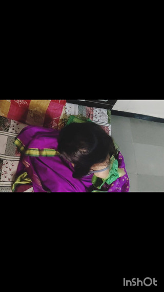 गुलाबी साड़ी में भारतीय देसी भाभी