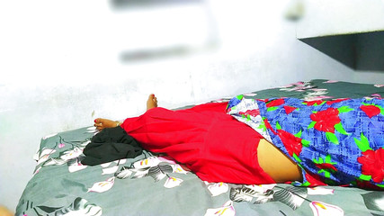 देसी सौतेली बहन ने एक रात के लिए अपने सौतेले भाई का कमरा ले लिया जहां वह आराम करना चाहता है