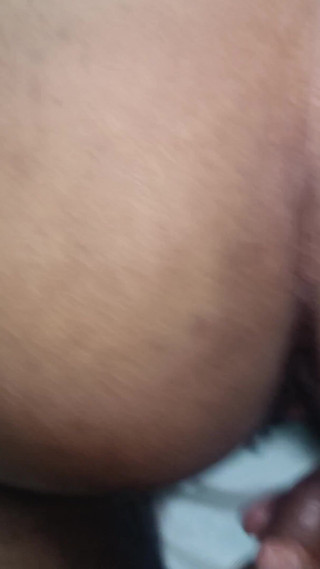 नए जोड़े छुट्टियों की रात के लिए बिस्तर में फलों का उपयोग करके रोलप्ले का आनंद ले रहे हैं