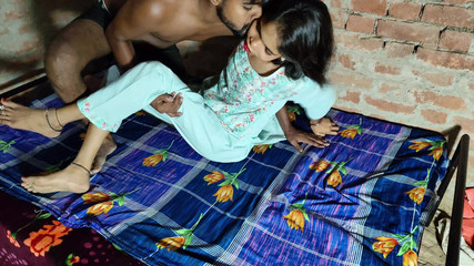 एक लड़की बारिश में भीग गई, मैंने उसे नए कपड़े दिए ताकि उसे ठंड न लगे और उसकी चुदाई की