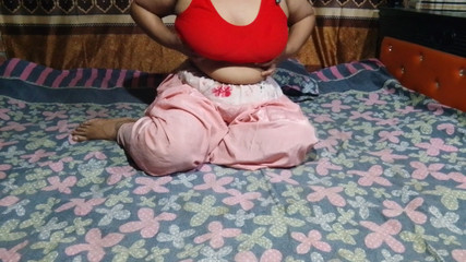 छोटा सौतेला भाई और सौतेली बहन सेक्स करने के लिए उसके बेडरूम में गए