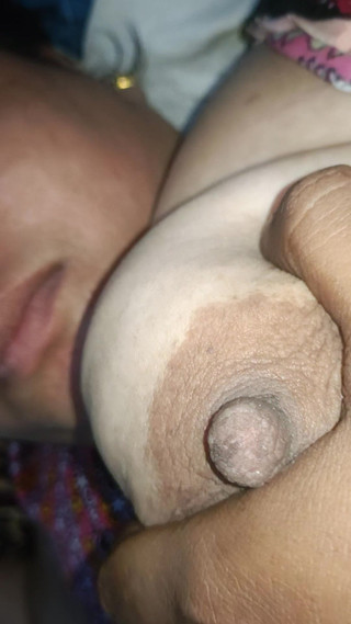 कैची बस्टी इंटिमेसी वीडियो पर एक और धमाके के साथ वापस आ गई है