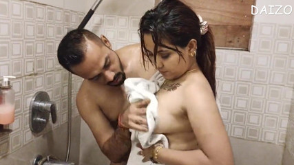 पत्नी ने अपने पति को धोखा दिया और बाथरूम में अपने पूर्व प्रेमी का वीर्य खा रही थी