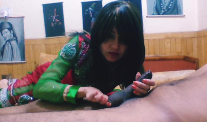 सौतेली माँ ने अपने सौतेले बेटे का लंड अपने हाथों में ले लिया