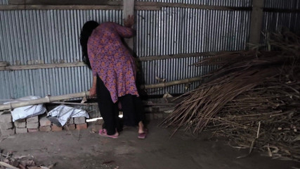 मैंने अपनी सौतेली चचेरी बहन को घर की सफाई करते हुए देखा, मैंने उसे पीछे से गले लगाया और उसकी गांड मारना शुरू कर दिया।