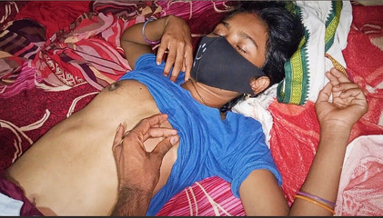 हम दोनों घर पर अकेले हैं और हमारे घर पर कोई नहीं है, हमारी अभी-अभी शादी हुई है।