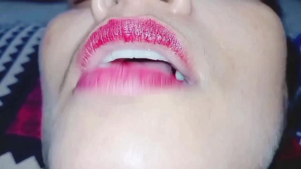 सौतेला भाई अपनी सौतेली बहन की चूत को चाटकर उसे परम सुख देता है