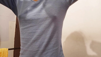 पाकिस्तानी लड़की अपने कर्व्स दिखा रही है P1