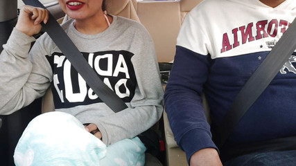 उसके कपड़े उतार दिए और एक भारतीय चलती कार में जमकर चुदाई की