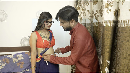 दर्जी नाप लेने के लिए घर पर आया था।