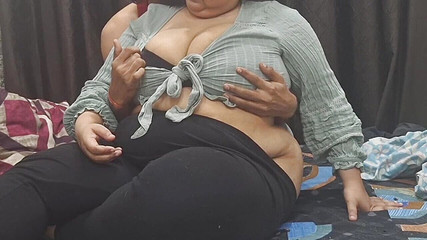 भारतीय बीबीडब्ल्यू बड़ी गांड बड़े स्तन वाली प्रेमिका प्रेमी का लंड चूस रही है