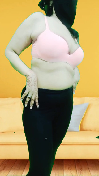 गर्म भारतीय पत्नी अपनी प्यारी सी बिल्ली के साथ खेल रही है