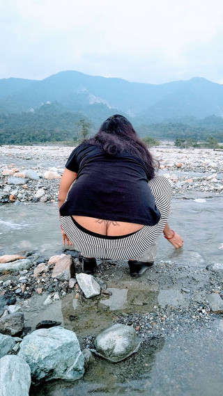 आउटडोर नग्न साहस और होटल में कड़ी चुदाई, उसके बालों में वीर्य