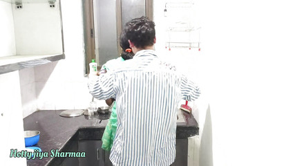 सौतेली बहन की चूत को उसके सौतेले भाई ने जमकर चोदा, उसने साड़ी पहनी हुई है!