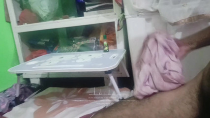 जब घर पर कोई नहीं था तो उसने सेल को दूसरे कमरे में ले जाकर चोदा