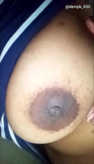 आधी रात को बिस्तर में स्तन दिखाना