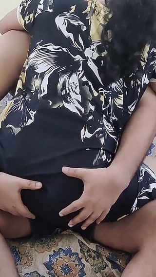 नाइटी में कामुक भारतीय मल्लू भाभी सोफे पर मकान मालिक के साथ गुदा मैथुन करती हुई, ब्लो जॉब करती हुई