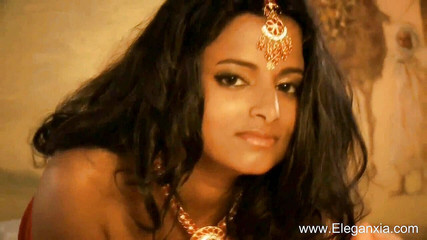 खूबसूरत भारतीय लड़की घर के बाहर नाच रही है