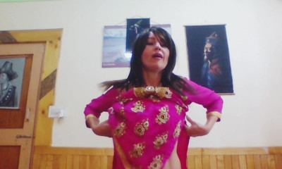 मेरा मुँह बहुत छोटा है, चलो इसके बजाय और हाथ धीरे-धीरे चलायें