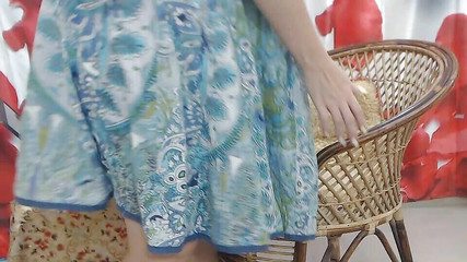 प्यारी कामुक कुतिया को गांड दिखाने में मज़ा आ रहा है