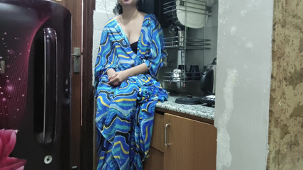 भारतीय सौतेली माँ अपने सौतेले बेटे को देखती है और उसे चोदने के लिए उसकी रसोई में प्रवेश करती है