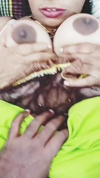 भारतीय बड़े स्तन वाली सौतेली माँ ने तेलुगु गंदी बातों के साथ सौतेले बेटे की चुदाई की