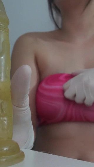 मेरी भारतीय सौतेली बहन खतना करती है और सफेद मेडिकल दस्ताने में एक डिल्डो पिरोती है, फिर डिल्डो के साथ खेलती है और अंत में हस्तमैथुन करती है