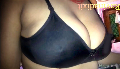 हिंदी आवाज के साथ डॉगी स्टाइल में रवीना को चूसना और चोदना