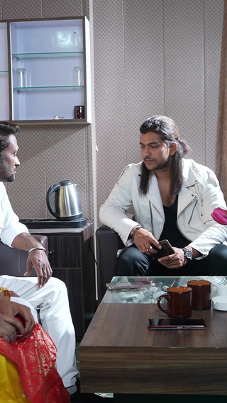 विवाह समारोह के दौरान नाटकीय चुदाई त्रिगुट सेक्स