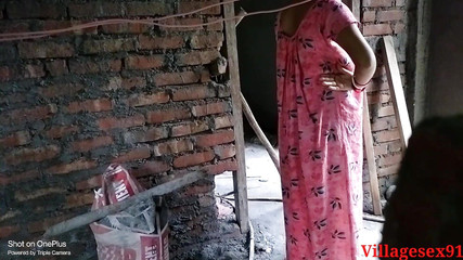 गुलाबी पोशाक में एक पत्नी को घर के बाहर गुप्त रूप से चोदना