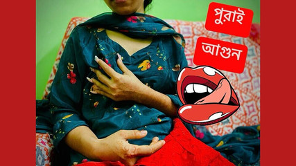 प्यारी भाभी अपनी गुलाबी बिल्ली दिखा रही है और अपने पड़ोसी के साथ चुदाई कर रही है