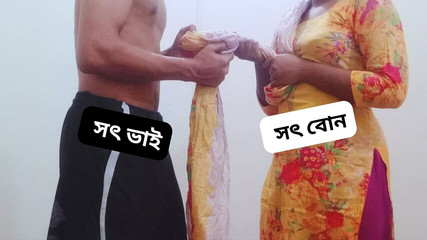 सौतेला भाई घर पर अकेले होने पर सौतेली बहन को चोदने के लिए आकर्षित करता है