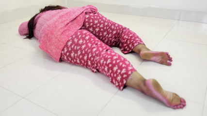 सऊदी बीबीडब्ल्यू बड़ी गांड वाली सौतेली माँ आराम करते समय उत्तेजित हो जाती है फिर सौतेला बेटा उसे चोदने में मदद करता है - दो बार वीर्य