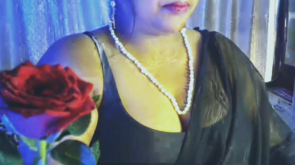 देसी हॉट सेक्सी लड़की उत्साहपूर्वक अपने स्तन चुसवा रही है और डिल्डो से अपनी चूत की चुदाई कर रही है।