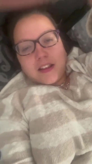 WildEnglishBBW मेरी टपकती हुई गीली गुलाबी चूत को फैलाते हुए मेरी योनि को रगड़ रही है